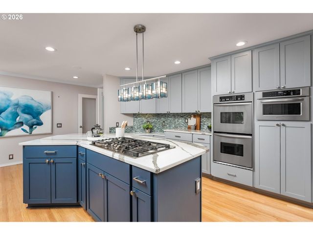 19042 35TH Pl, Lake Oswego, OR 97034