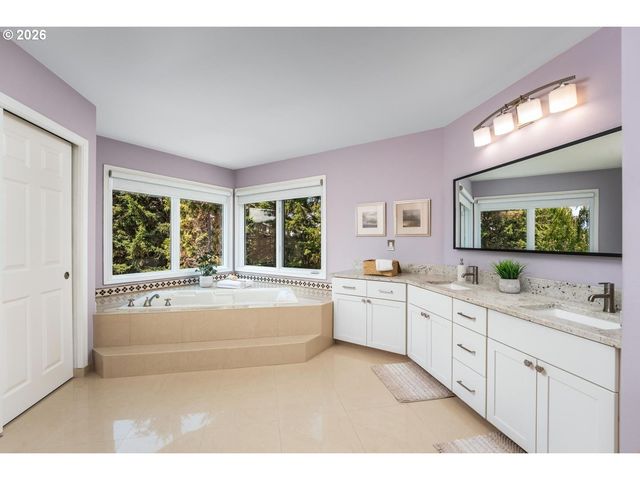 19042 35TH Pl, Lake Oswego, OR 97034