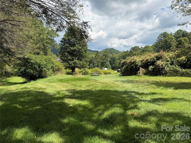 20 Triangle Road, Tuckasegee, NC 28783