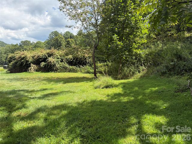 20 Triangle Road, Tuckasegee, NC 28783