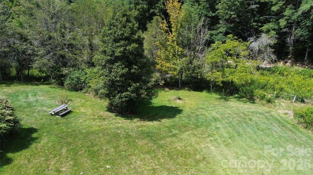 20 Triangle Road, Tuckasegee, NC 28783