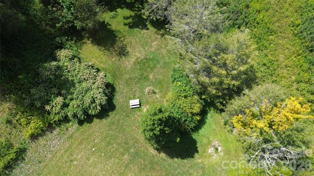 20 Triangle Road, Tuckasegee, NC 28783