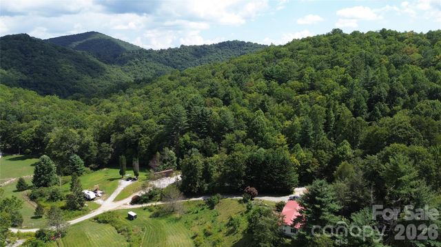 20 Triangle Road, Tuckasegee, NC 28783