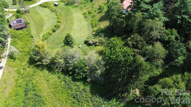 20 Triangle Road, Tuckasegee, NC 28783