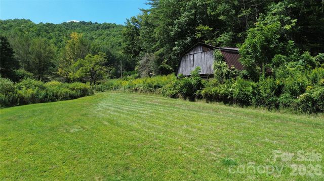 20 Triangle Road, Tuckasegee, NC 28783