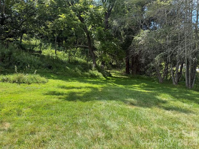 20 Triangle Road, Tuckasegee, NC 28783