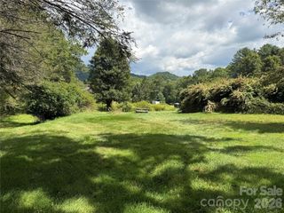 20 Triangle Road, Tuckasegee, NC 28783