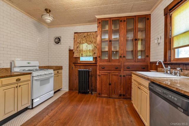 15 Wilson Lane, Rockville Centre, NY 11570
