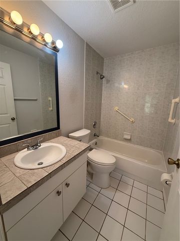 1845 Waterford Drive 5, Vero Beach, FL 32966