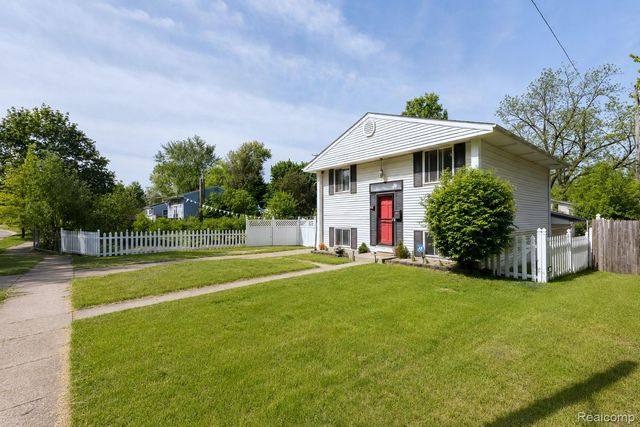 1107 Odessa Drive, Holly Village, MI 48442