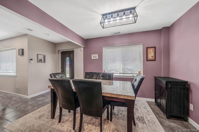 515 Picasso Way 515, Middle Island, NY 11953