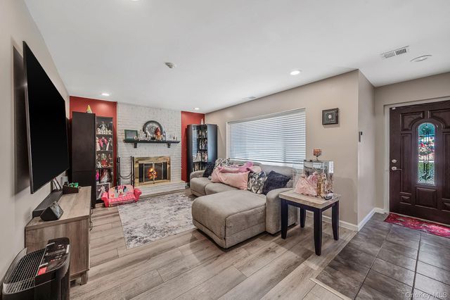 515 Picasso Way 515, Middle Island, NY 11953