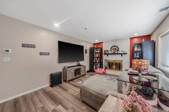 515 Picasso Way 515, Middle Island, NY 11953