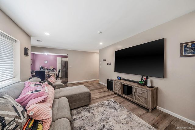 515 Picasso Way 515, Middle Island, NY 11953