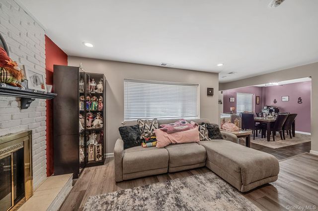 515 Picasso Way 515, Middle Island, NY 11953