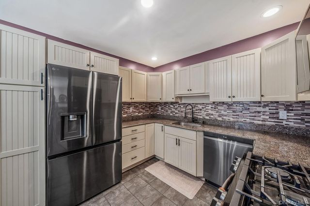 515 Picasso Way 515, Middle Island, NY 11953