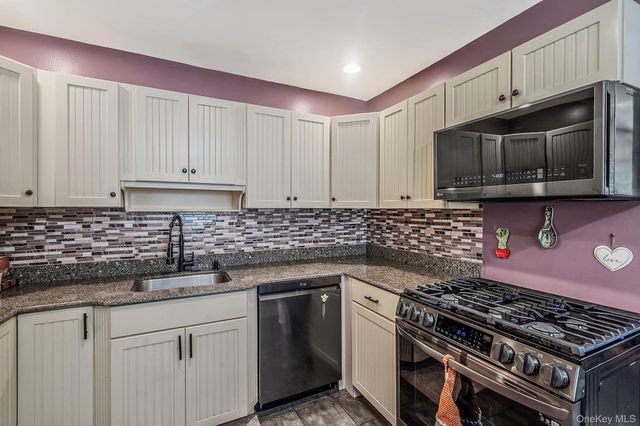 515 Picasso Way 515, Middle Island, NY 11953