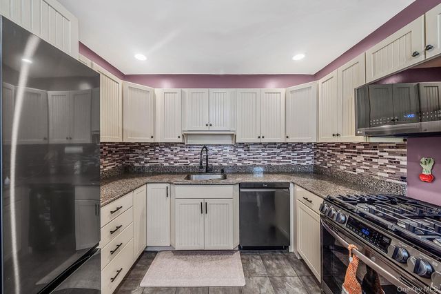 515 Picasso Way 515, Middle Island, NY 11953
