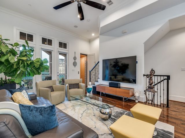 536 S Pearl Expressway, Dallas, TX 75201