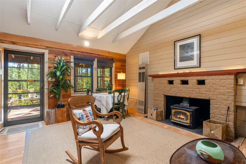 Image 7 of property listing at 578 Horseshoe Loop, Jemez Springs, NM 87025