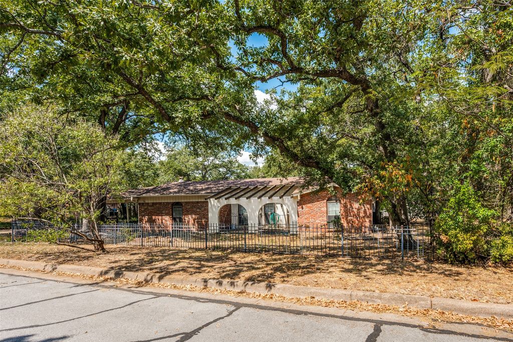2817 Buffalo Court, Arlington, TX 76013 — exterior