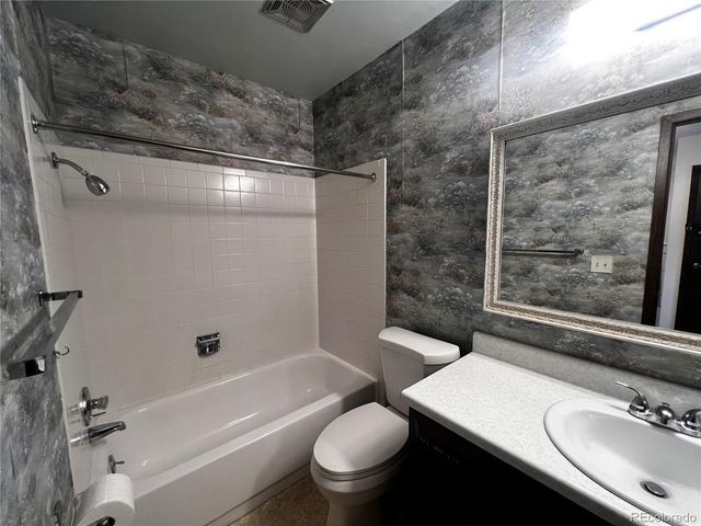 2750 S Heather Gardens Way, Aurora, CO 80014