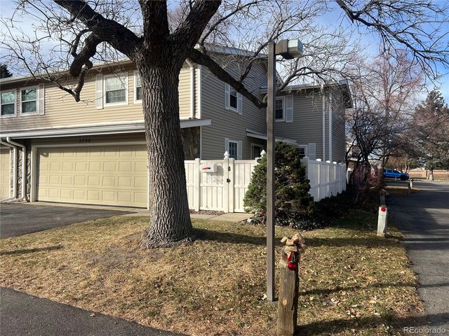 2750 S Heather Gardens Way, Aurora, CO 80014