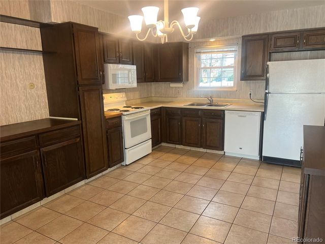 2750 S Heather Gardens Way, Aurora, CO 80014