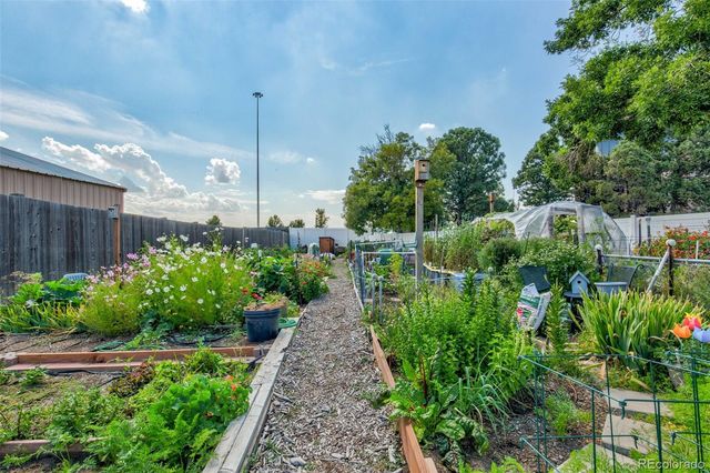 2750 S Heather Gardens Way, Aurora, CO 80014