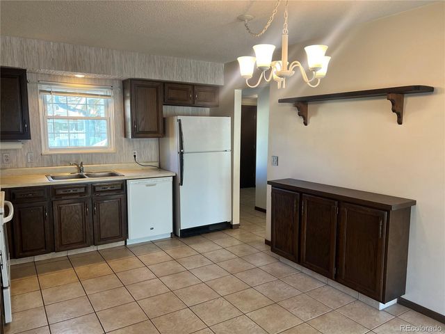 2750 S Heather Gardens Way, Aurora, CO 80014