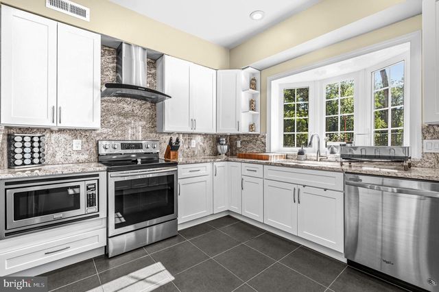 8018 EDDY BEND TRL, Fairfax Station, VA 22039