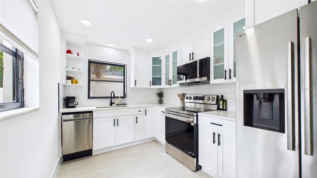 1920 NEW HAMPSHIRE AVENUE NE, St Petersburg, FL 33703