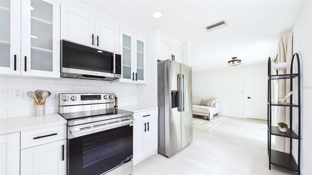 1920 NEW HAMPSHIRE AVENUE NE, St Petersburg, FL 33703