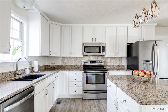 1525 Creek Knoll Ct, Colonial Heights, VA 23834