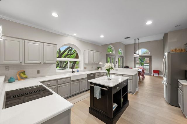 10080 Circleview DR, Austin, TX 78733