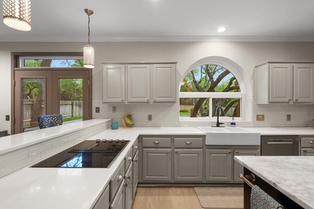 10080 Circleview DR, Austin, TX 78733