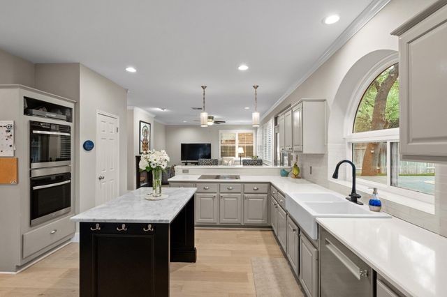 10080 Circleview DR, Austin, TX 78733