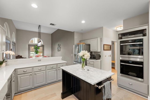 10080 Circleview DR, Austin, TX 78733