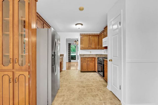 1975 Stepford Dr, Clarksville, TN 37043
