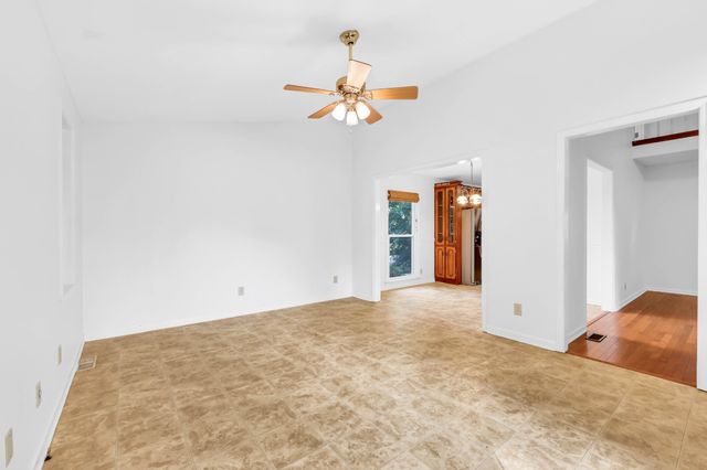 1975 Stepford Dr, Clarksville, TN 37043