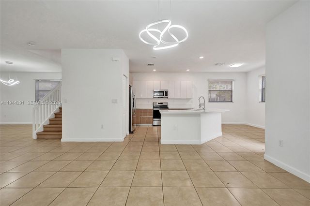 3504 W 94th St, Hialeah, FL 33018