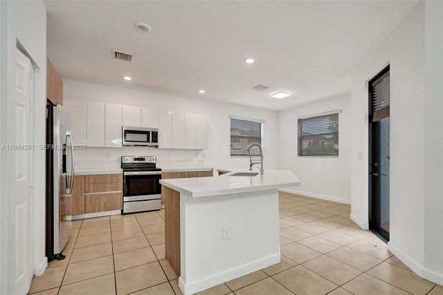 3504 W 94th St, Hialeah, FL 33018