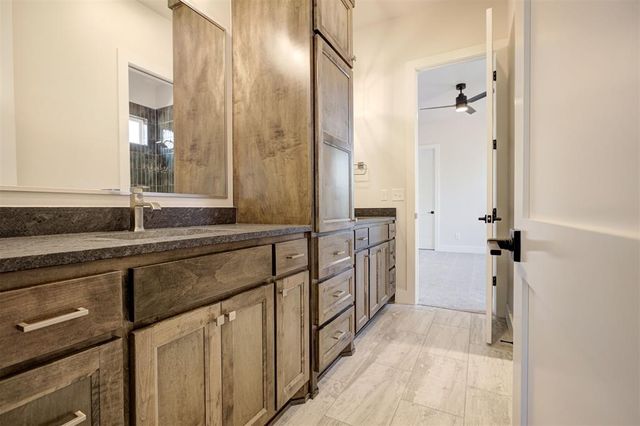 8001 Amber Ridge Drive, Edmond, OK 73034