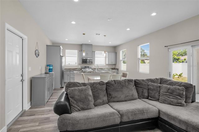 2404 CASSELL, Tampa, FL 33605