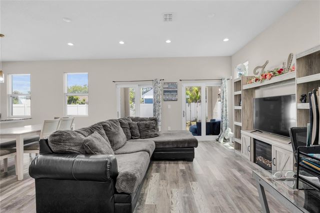 2404 CASSELL, Tampa, FL 33605