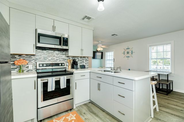 4015 Oleander Drive, Galveston, TX 77554