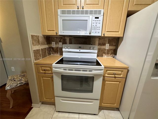 6841 SW 44th St 209, Miami, FL 33155