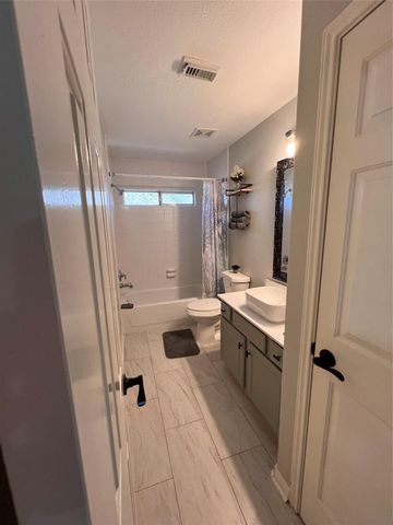 435 Twin Timbers Lane, Kemah, TX 77565