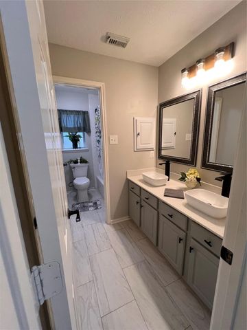 435 Twin Timbers Lane, Kemah, TX 77565