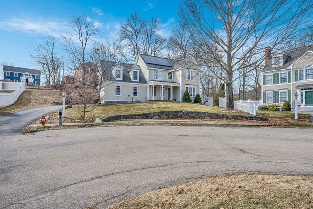 8 Jacqueline Dr, Amesbury, MA 01913